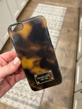 Michael Kors Tortoiseshell Phone Case with Gold Logo Plate - Brown/Black